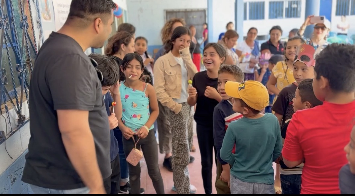El equipo de Roca Eterna comparte un momento de alegría con los niños